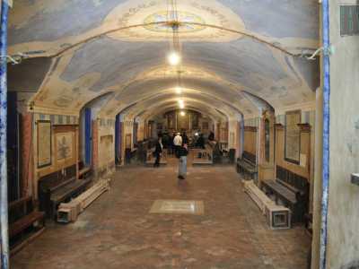 Scendiamo al piano di sotto: siamo nella chiesa inferiore di Santa Croce, all�interno della quale si trovano delle antiche tombe. Le pareti sono tutte affrescate con dipinti del 500 
